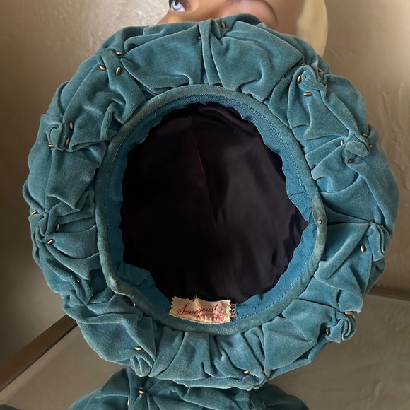 BEATIFUL 1950s\' TURQUOISE RUCHED VELOUR MUSHROOM HAT WITH COORDINATING FEATHERS main image 3